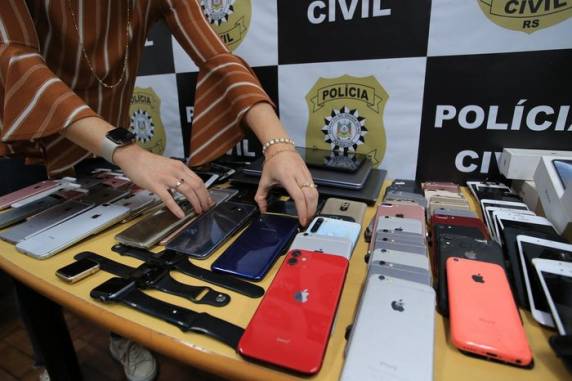 Agentes da 3ª DP de Porto Alegre chegaram ao homem de 28 anos através de rastreamento interno de tablet; objetivo agora é descobrir quem roubava e recomprava os aparelhos