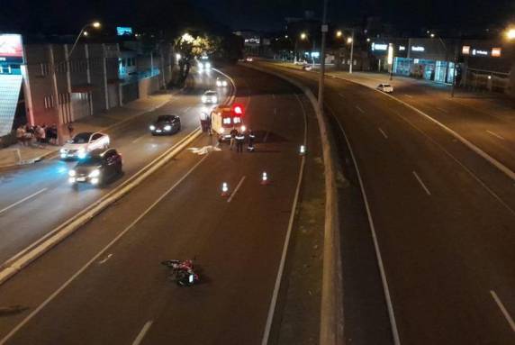 Segundo Polícia Rodoviária Federal (PRF), vítima de 22 anos estava em moto que colidiu na traseira de um carro; motorista do veículo não parou