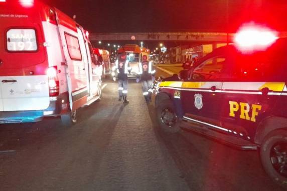Segundo Polícia Rodoviária Federal (PRF), vítima de 22 anos estava em moto que colidiu na traseira de um carro; motorista do veículo não parou