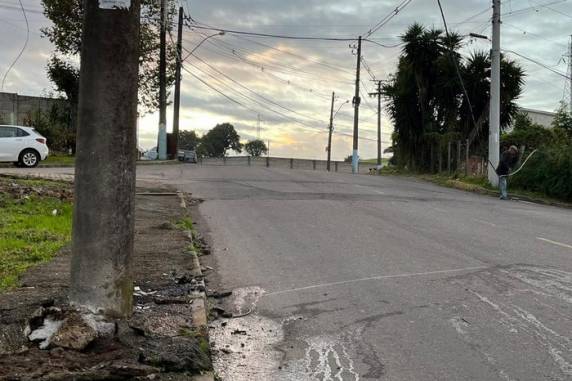 Colisão de um carro com um poste ocorreu por volta das 4h30min deste sábado (15)