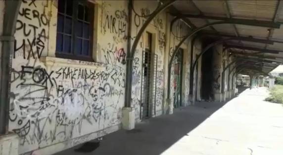 Ele foi hospitalizado. Os médicos responsáveis dizem que ele não é prematuro e pesa cerca de 3,2 kg. Polícia Civil trabalha para identificar suspeitos do abandono.