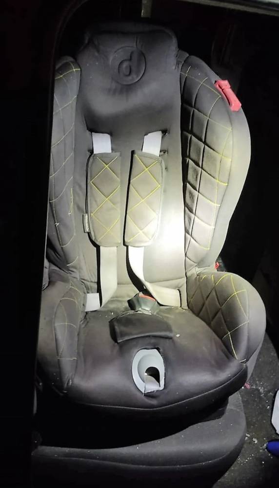 Mãe da criança, que também não se feriu, conduzia o carro. Veículo ficou parcialmente destruído.