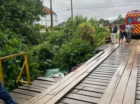 Ocupantes tiveram ferimentos leves. Segundo a prefeitura de Siderópolis, no Sul de SC, acidente foi causado por "imprudência de um condutor".
