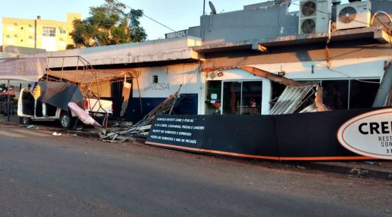 Restaurante tem parte frontal destruída por acidente envolvendo caminhonete em Santo Ângelo - foto 2