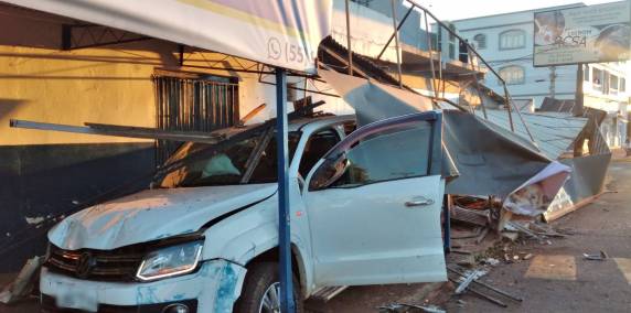 Restaurante tem parte frontal destruída por acidente envolvendo caminhonete em Santo Ângelo - foto 4