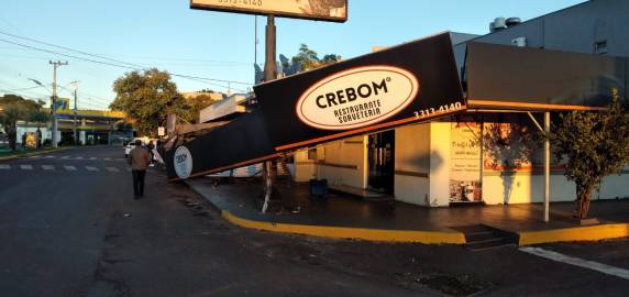 Restaurante tem parte frontal destruída por acidente envolvendo caminhonete em Santo Ângelo - foto 3