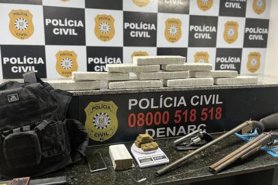 Um homem que seria responsável por entregar entorpecentes a pontos de tráfico foi preso