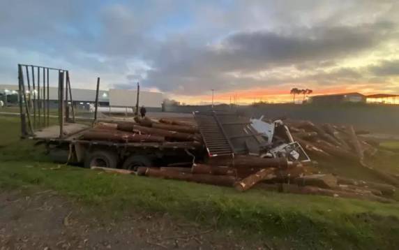 O veículo saiu da pista e tombou às margens da rodovia no km 95, por volta de 17h