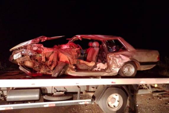 Vítima, de 64 anos, conduzia um Del Rey que bateu de frente com um caminhão