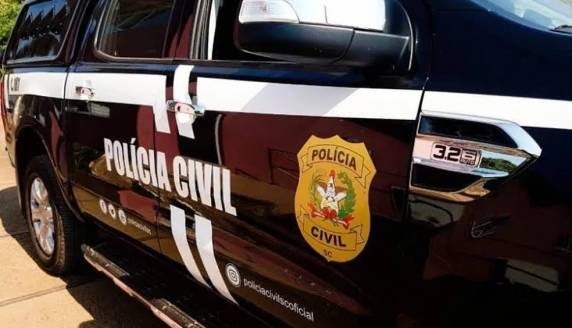 Menina entrou na unidade de saúde, em Laguna, com ferimentos graves. Polícia Civil abriu inquérito.