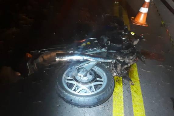 Passageira do veículo ficou gravemente ferida; motorista do automóvel fugiu após o acidente