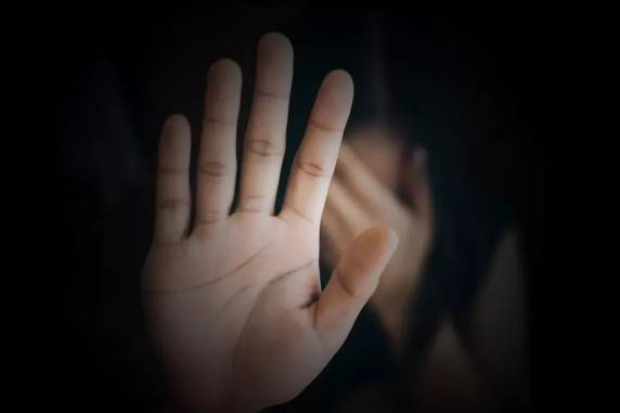 Segundo a PM, mãe da menina relatou que foi até o quarto da vítima e encontrou o companheiro nu, tocando as partes íntimas da filha. Crime aconteceu em Itapema, no Litoral Norte.