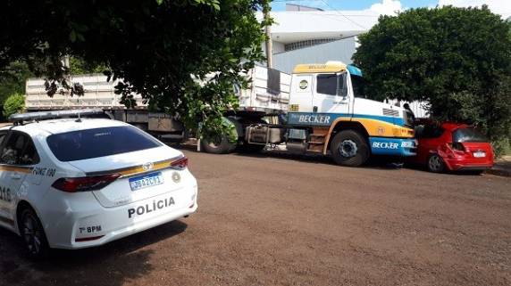 Carreta desgovernada arrasta veículo de passeio estacionado no centro de Três Passos - foto 2