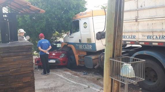Carreta desgovernada arrasta veículo de passeio estacionado no centro de Três Passos - foto 3