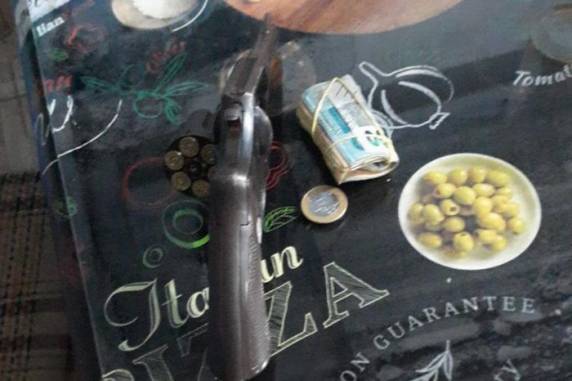 Prisão aconteceu menos de quatro horas depois dos assaltos; suspeitos foram reconhecidos pelos policiais durante operação no bairro Záchia, em Passo Fundo