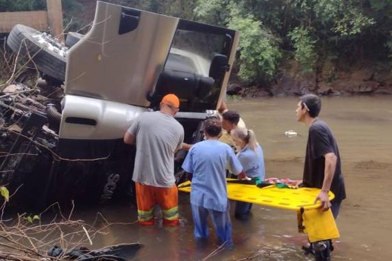 Motorista ficou ferido na queda, de uma altura de 20 metros, e está hospitalizado em estado estável