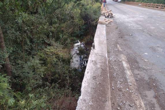 Caminhão de leite despenca de ponte na BR-285, sobre o Rio Jacuí Mirim - foto 3