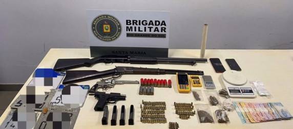 Quatro armas de fogo, diversas munições de vários calibres e porções de drogas foram apreendidos no local