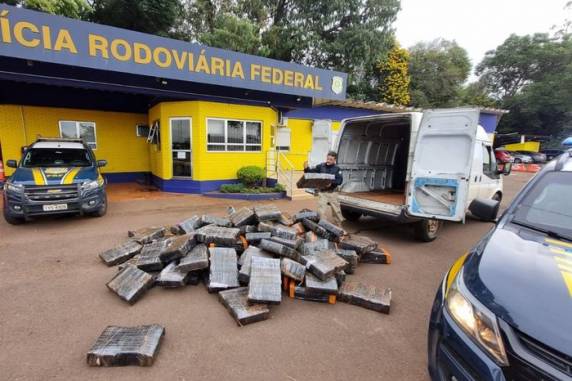 Droga estava em um furgão clonado e com adesivos falsos do Exército