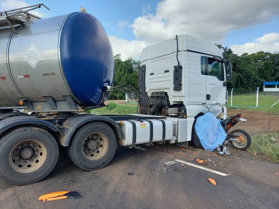 O fato ocorreu na rodovia BR-392, entre os dois trevos de acesso a Cerro Largo, no acesso ao posto de resfriamento de leite