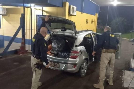 Motorista tentou fugir e despistar a PRF, mas foi detido no estacionamento de um restaurante