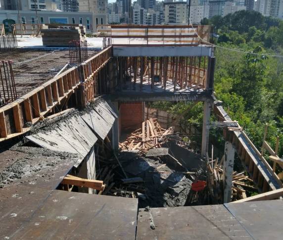 De acordo com o Corpo de Bombeiros da cidade, as vítimas teriam sofrido uma queda de aproximadamente 7 metros de altura.