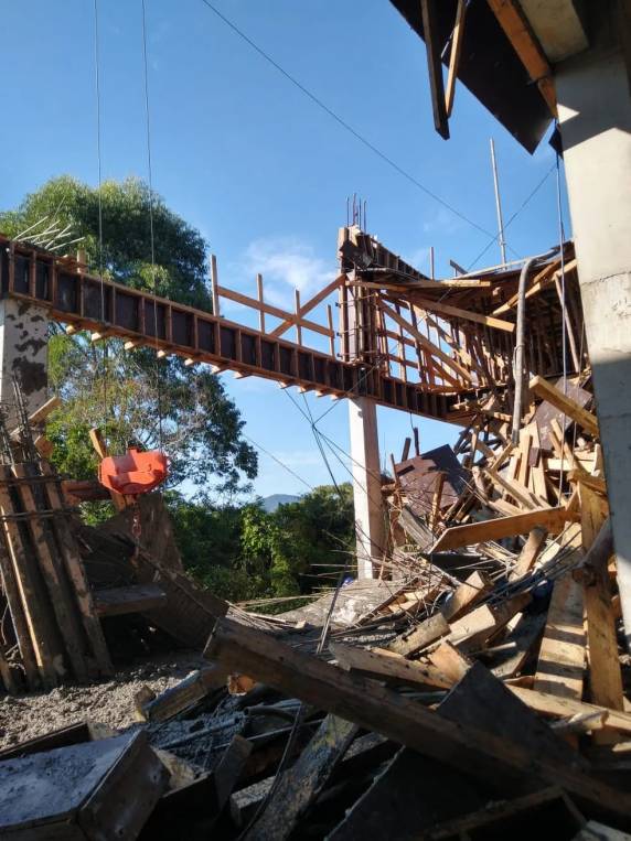 Queda de laje de prédio em construção deixa 5 feridos em SC - foto 2