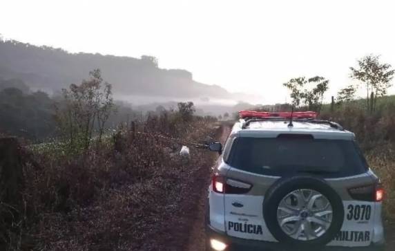 Suspeito contou sobre assassinatos, mas não foi localizado pela polícia. Vítimas de 20, 24 e 32 anos viviam na cidade de Bom Jesus, no Oeste.