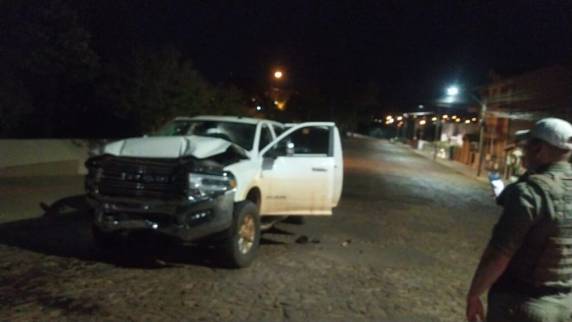 O condutor de uma caminhonete Dodge RAM se envolveu em dois acidentes na madrugada deste domingo (30)