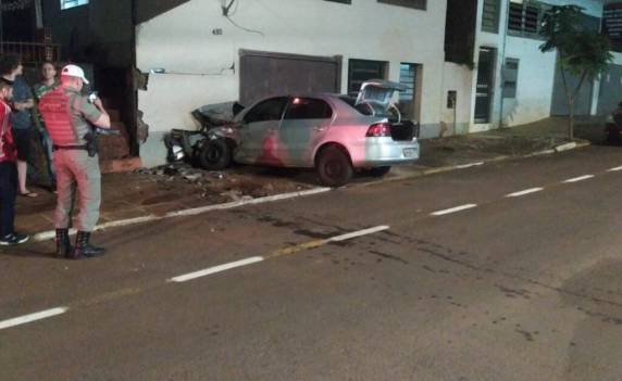 O condutor de uma caminhonete Dodge RAM se envolveu em dois acidentes na madrugada deste domingo (30)