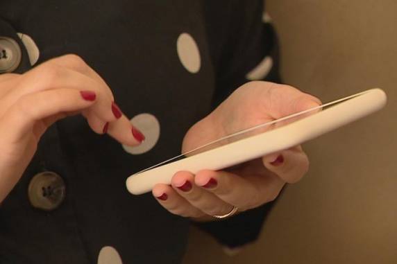 De alguma forma, que ainda é um mistério para a polícia, criminosos conseguem desbloquear os aparelhos e acessar os apps de instituições financeiras