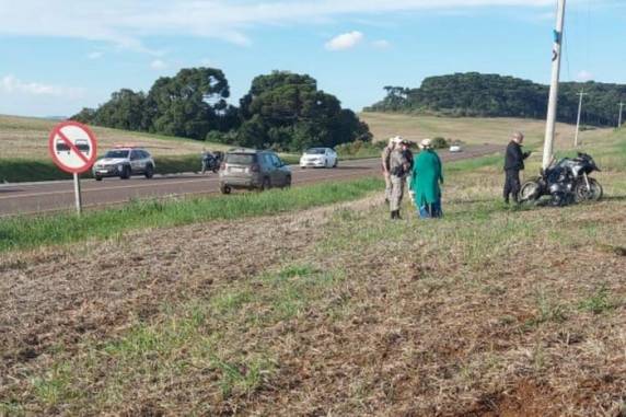 Queda com motocicleta aconteceu na tarde desta segunda-feira (1º), no km 160 da rodovia