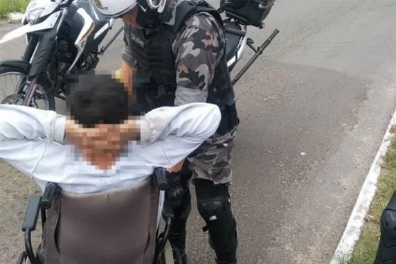 Em um dos crimes, suspeito teria pedido ajuda a adolescente para que ele empurrasse sua cadeira de rodas, quando anunciou assalto. Homem foi levado para Penitenciária Estadual de Santa Maria.