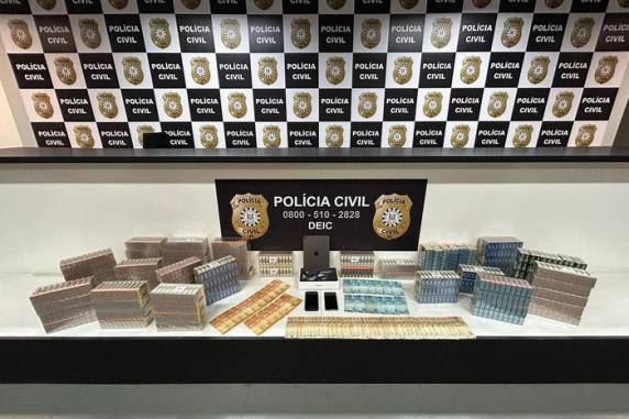 Com ele, foi apreendida uma quantia de cerca de mil carteiras de cigarro