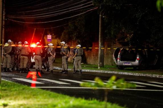 Situação chegou a provocar o bloqueio do trânsito, que precisou ser desviado pela Rua Cirino Prunes na noite desta quinta-feira