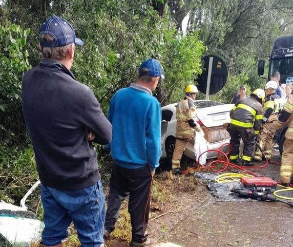 Médica é resgatada das ferragens de um veículo em grave acidente da BR-392 em Guarani das Missões - foto 3