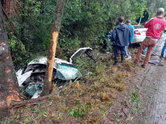 Médica é resgatada das ferragens de um veículo em grave acidente da BR-392 em Guarani das Missões - foto 4