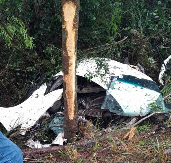 Médica é resgatada das ferragens de um veículo em grave acidente da BR-392 em Guarani das Missões - foto 2