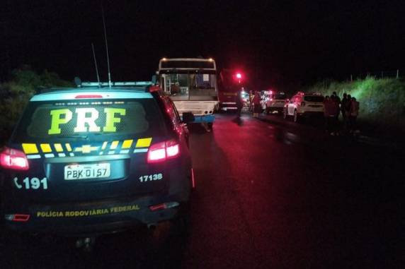 Colisão entre carro e ônibus ocorreu por volta das 18h desta sexta-feira