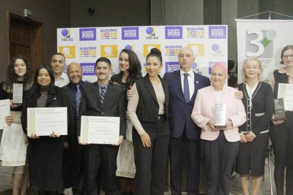 Humberto Trezzi foi o vencedor do 3º Prêmio de Jornalismo da Justiça Eleitoral do RS, e Rosane de Oliveira recebeu homenagem especial por trabalho durante o pleito. Ambos são do Grupo RBS