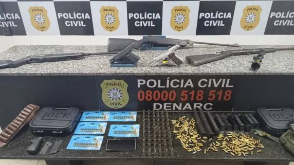 Homem será indiciado por comércio ilegal de arma de fogo e organização criminosa. Segundo delegado, 11 armas registradas legalmente não foram encontradas junto a investigado.