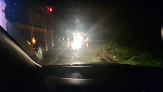 Veículo saiu da pista e bateu em uma árvore na lateral da rodovia