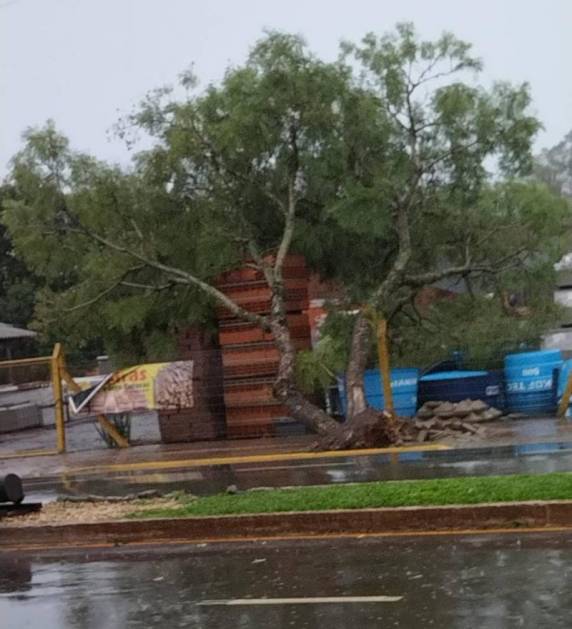 Temporal da tarde de domingo, trouxe prejuízos em Panambi - foto 2