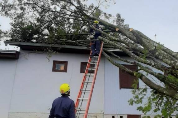 Temporais provocam alagamentos, falta de luz e destelhamentos no RS - foto 2