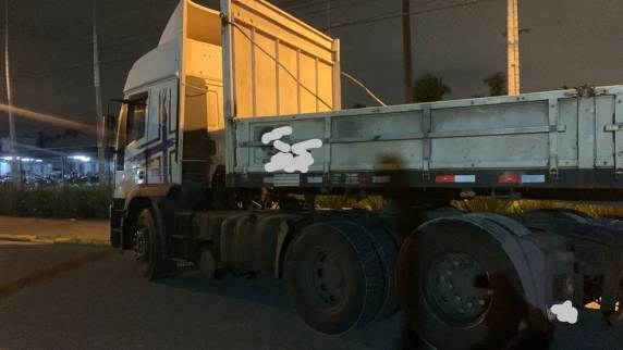 Ele foi atingido por semirreboque e criança saiu ilesa. Motorista disse que não viu família.