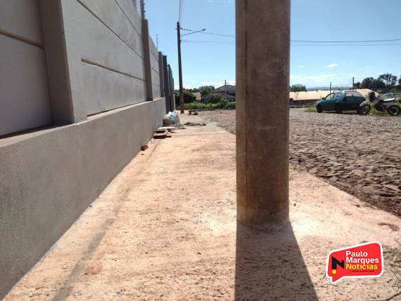 Postes da RGE são colocados no meio de calçada e impedem a colocação de guia de cegos, em Três de Maio - foto 2