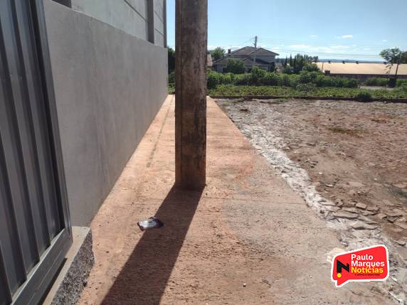 Postes da RGE são colocados no meio de calçada e impedem a colocação de guia de cegos, em Três de Maio - foto 3