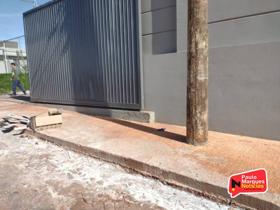 Postes da RGE são colocados no meio de calçada e impedem a colocação de guia de cegos, em Três de Maio - foto 4