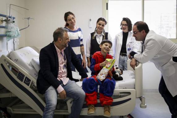 Menino de oito anos que foi atingido por estrutura de goleira celebra alta - foto 3