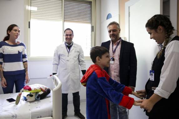 Menino de oito anos que foi atingido por estrutura de goleira celebra alta - foto 2